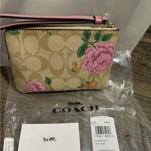 Coach wristlet with gold zipper.
